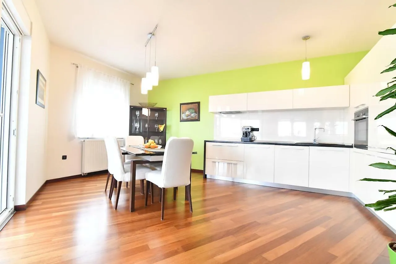 City Penthouse Vita Pula 0*,  Croatia